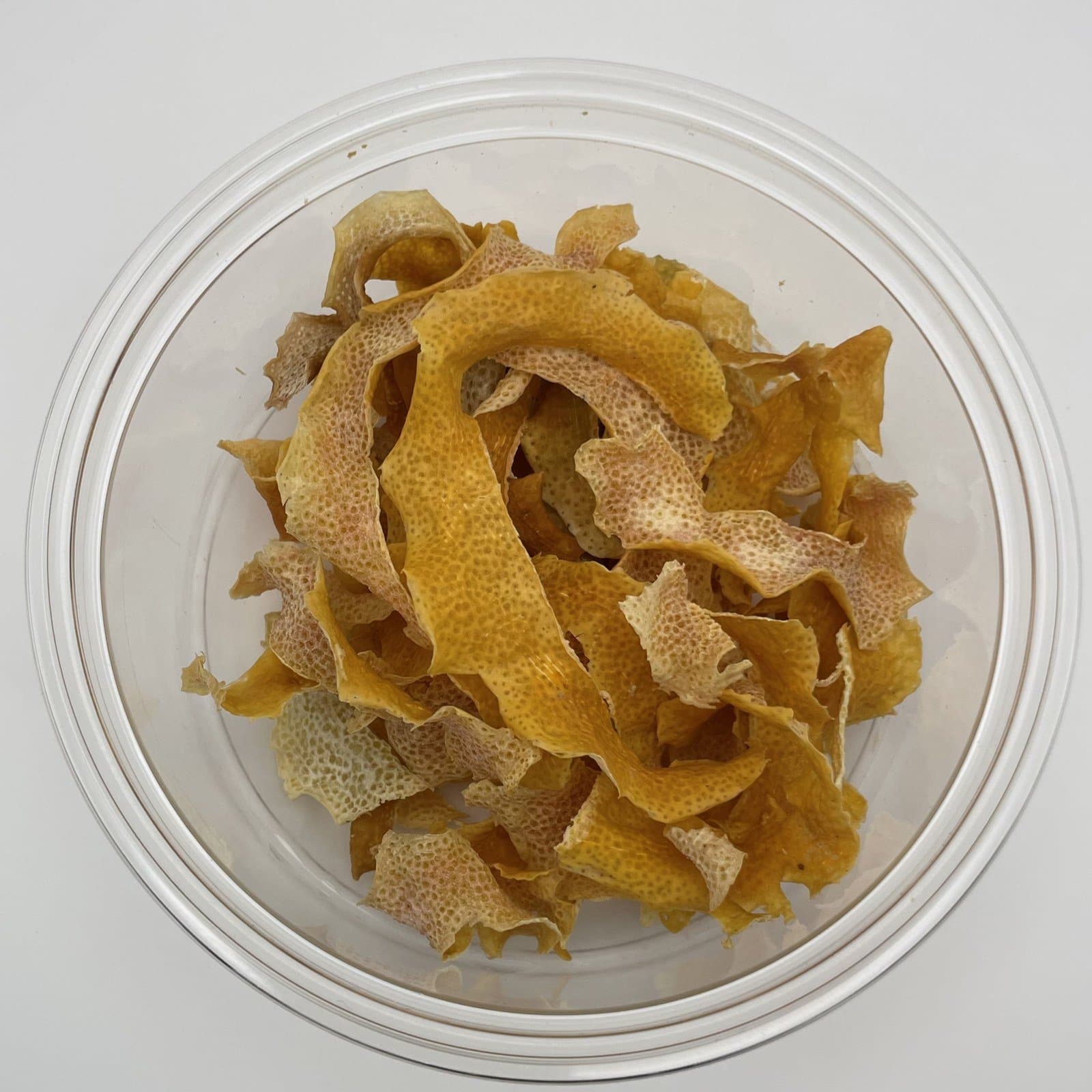 Zeste de citron séché en vrac dans un bol
