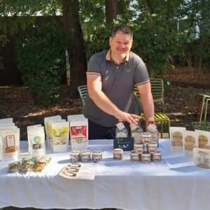 Francis de Papylles derrière son stand de produits déshydratés artisanaux au marché de l'Institut Pasteur de Lille